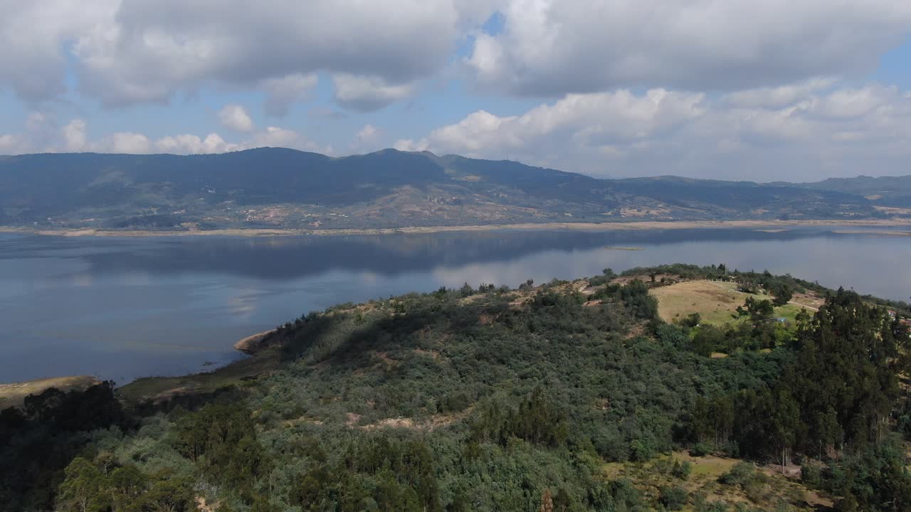 vista aérea de drones de la laguna guatavita en colombia