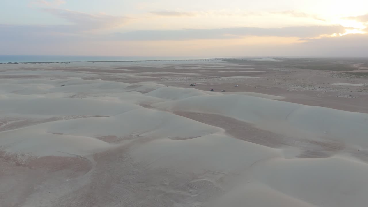 소코트라 섬의 건조한 사막, 해가 뜨는 순간