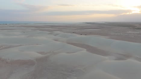 la isla de socotra es un desierto árido al amanecer.