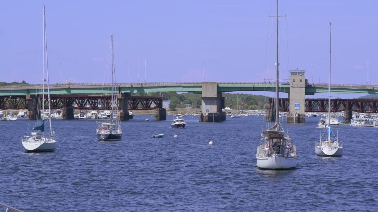 barcos amarrados y al ralentí en el puerto deportivo de newburyport-1