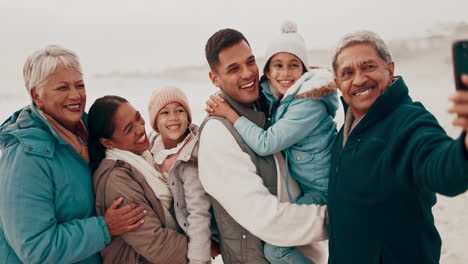 selfie en la playa, la naturaleza y una gran sonrisa familiar