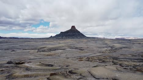 pintoresco paisaje de valle con montaña rocosa en el condado de wayne