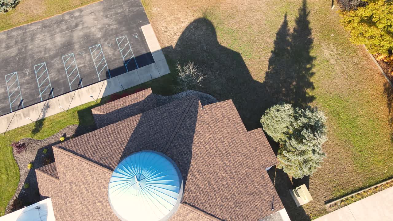 antena de la iglesia griega en muskegon, flotando y movimiento limitado