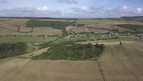 Vorwärts-Verfolgende-Antenne,-Die-Sich-über-Das-Wäldchen-Neben-Der-St.-Catherine&#39;s-Chapel-In-Der-Nähe-Des-Dorfes-Abbotsbury-Bewegt