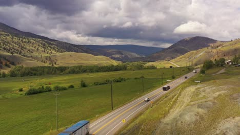 Cariboo-Highway-97:-El-Verde-Semidesierto-De-Clinton-BC-Después-De-La-Lluvia