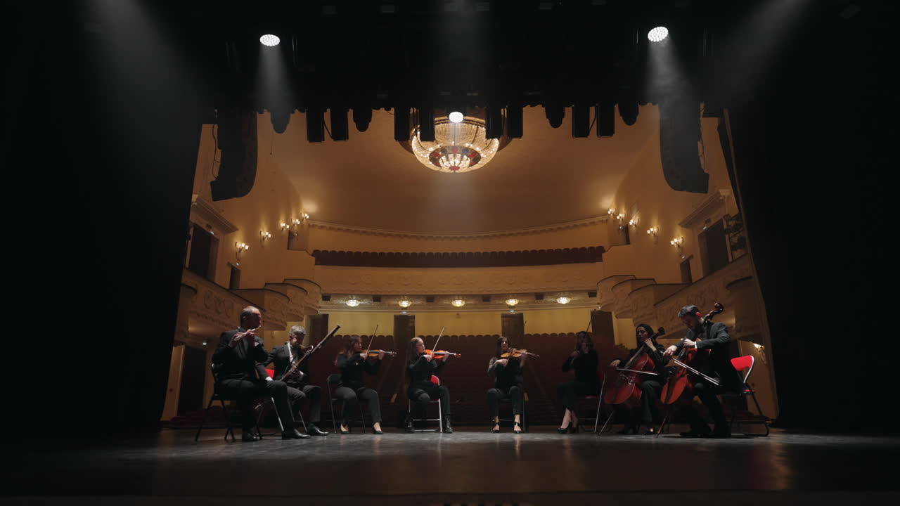 클래식 음악 오케스트라는 오래된 오페라 하우스, 아름다운 콘서트 홀의 무대에서 음악을 연주하고 있습니다.