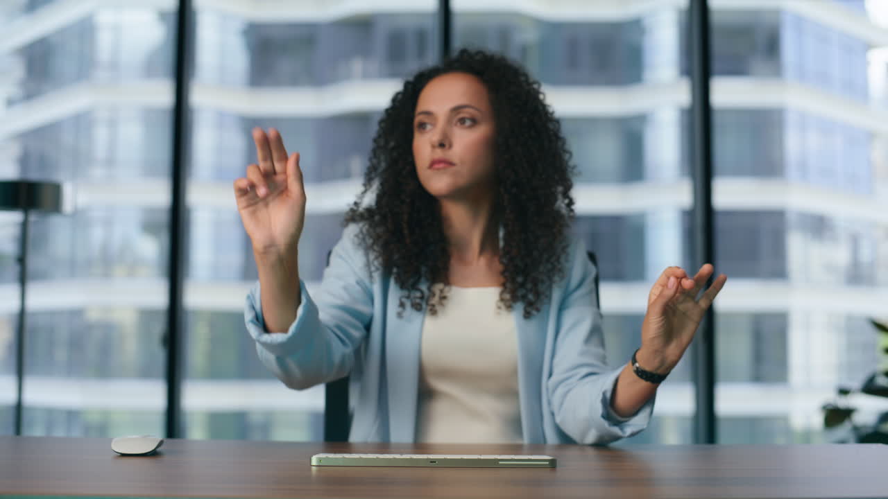 mujer toque interfaz invisible primer plano. especialista en pruebas de tecnologías futuras