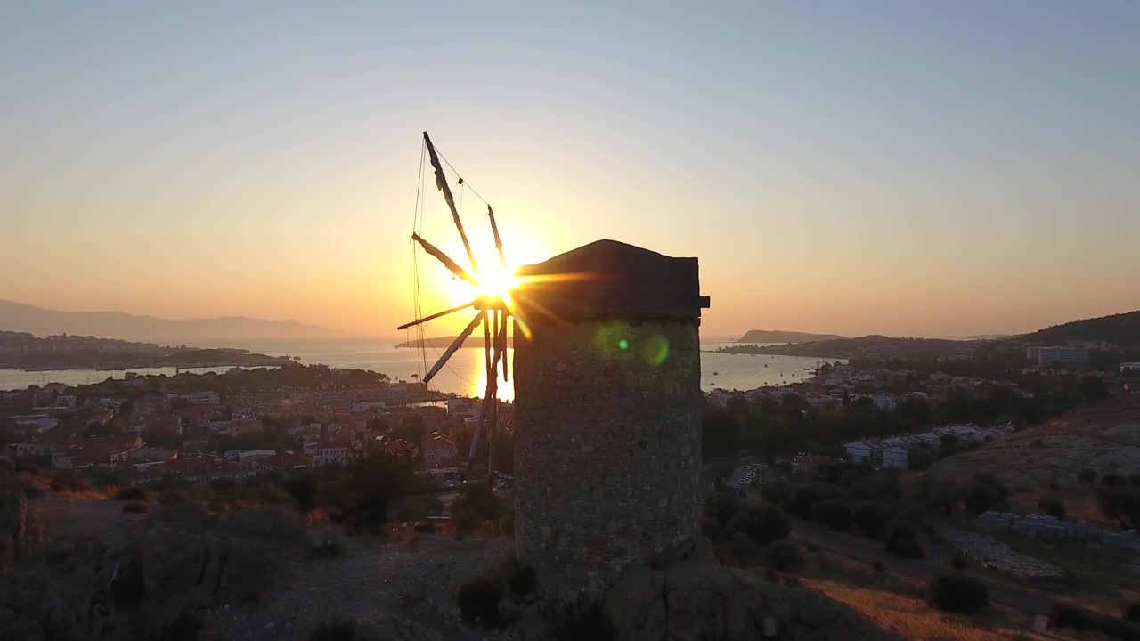 Vista Aérea de Moinho de Vento Histórico de Pedra ao Pôr do Sol