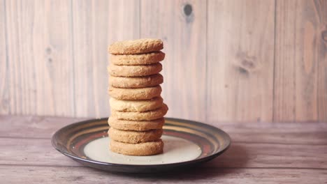 una pila de galletas en un plato
