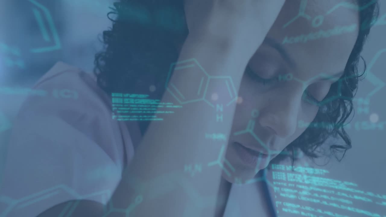 Animazione di elaborazione di dati medici su medico donna birazziale stanca