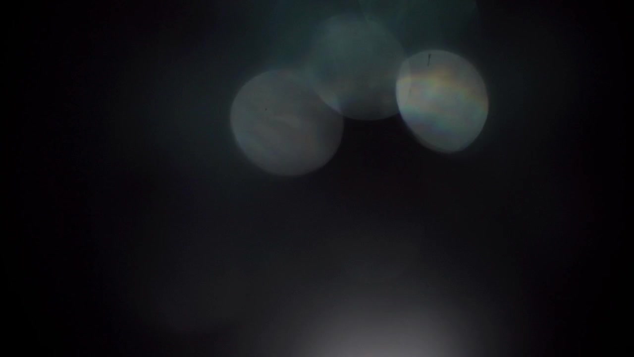 Abstrakta ljusläckor och bokeh på mörk bakgrund