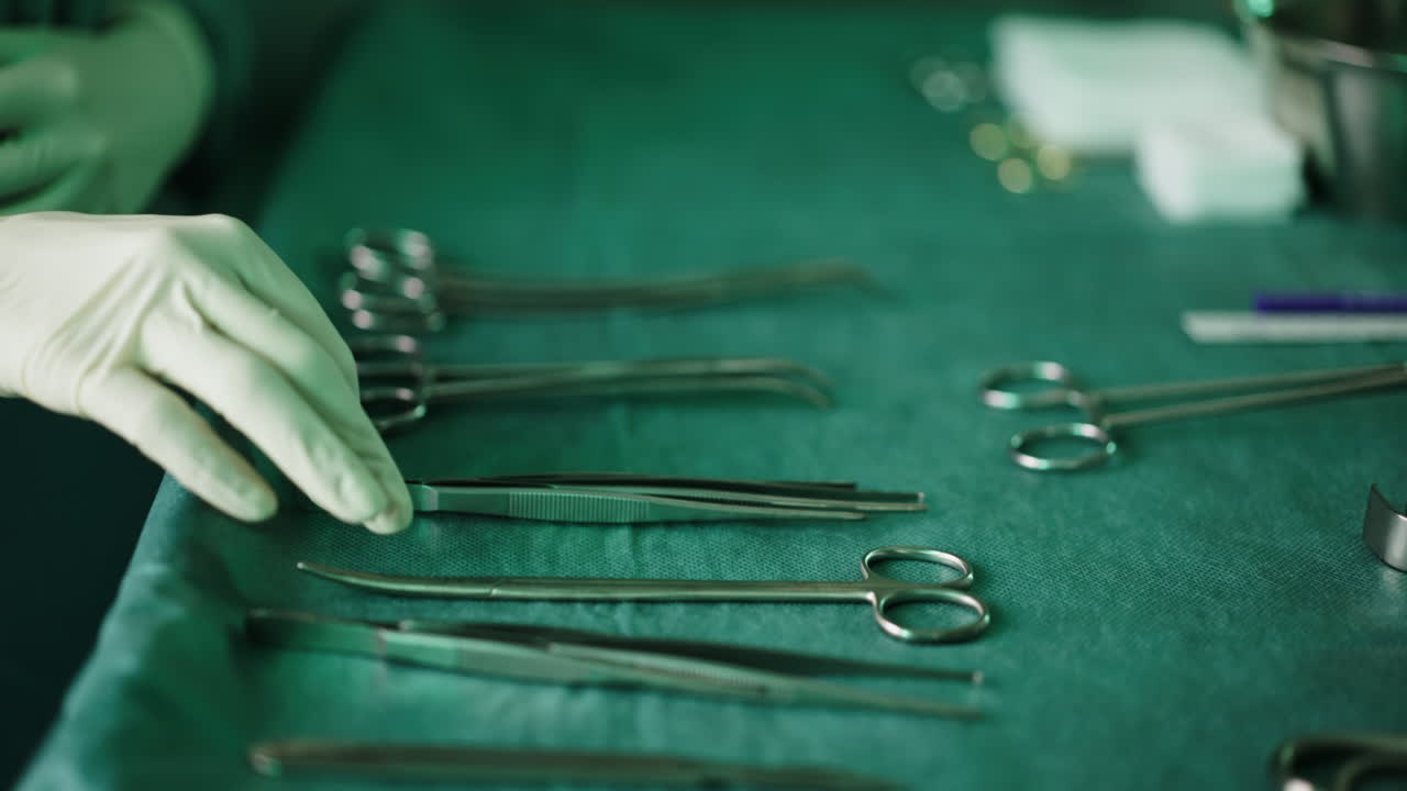 instrumentos quirúrgicos en un campo estéril