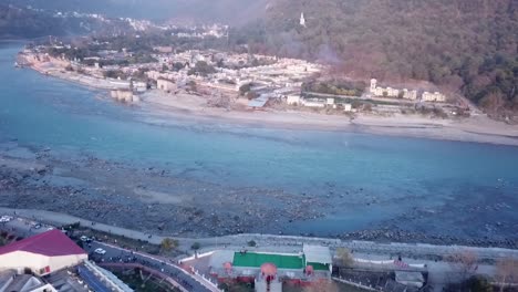 vista aérea del complejo de ganga, garhwal mandal vikas nigam en el terraplén del río ganges en rishikesh, uttarakhand, india