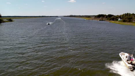 Cruceros-En-Barco-De-Pesca-A-Lo-Largo-Del-Río-Cape-Fear-Cerca-De-Southport-NC,-Carolina-Del-Norte