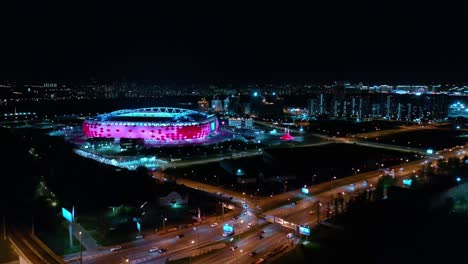 Nachtluftaufnahme-Eines-Autobahnkreuzes-Und-Des-Fußballstadions-Spartak-Moskau-Otkritie-Arena