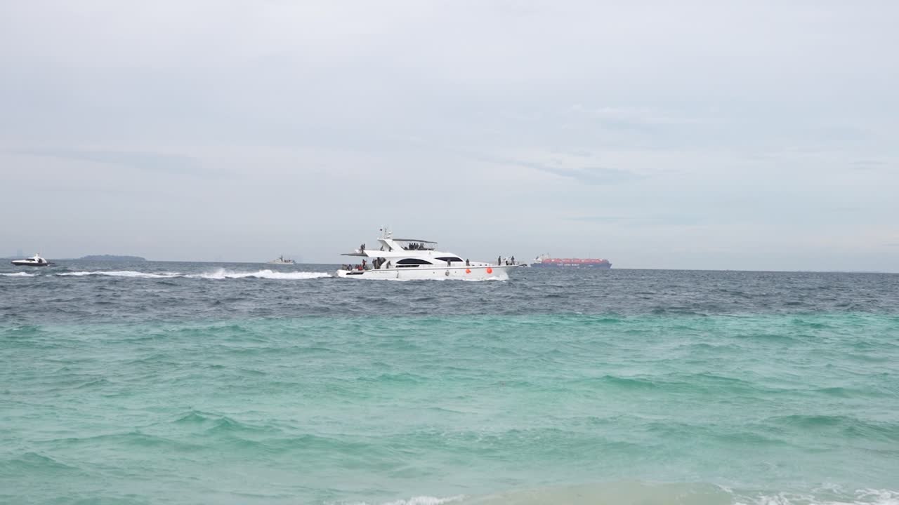 자카르타 북쪽의 다마르 섬을 향해 매우 아름다운 광활한 바다를 가로지르는 스피드보트 크루즈