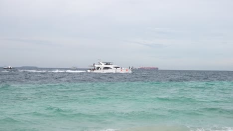 Cruceros-En-Lancha-Rápida-A-Través-Del-Mar-Abierto,-Que-Es-Muy-Hermoso-Hacia-La-Isla-Damar,-Que-Está-Al-Norte-De-Yakarta