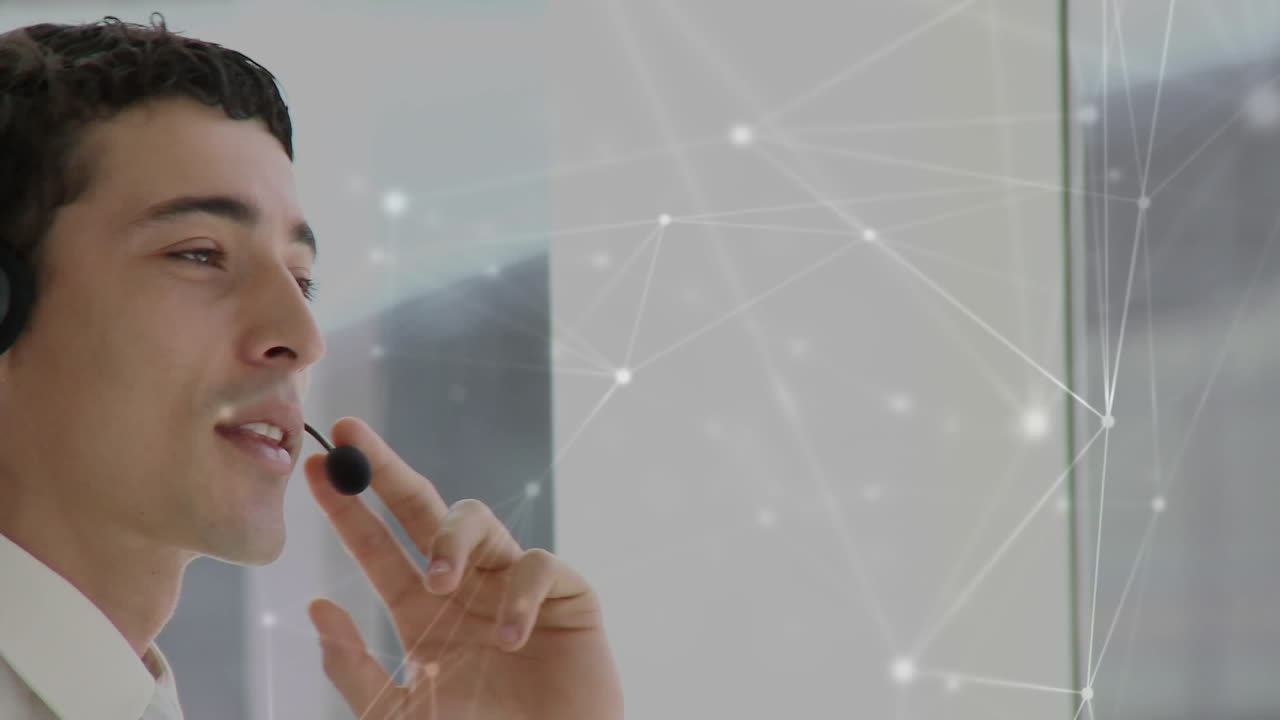 animación de la red de conexiones a través de un hombre de negocios usando auriculares telefónicos
