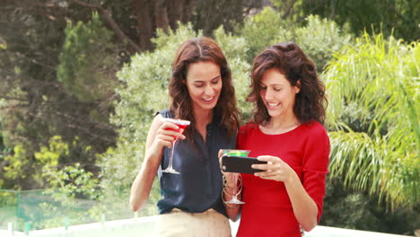 Mujeres-Atractivas-Tomándose-Una-Selfie