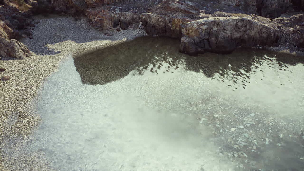 해변 에 있는 바위 로 된 조류 연못 의 고 차분 한 물