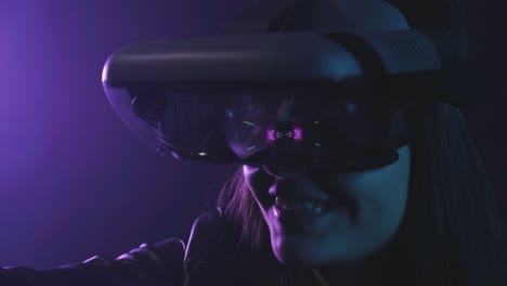 Anonyme-Frau-Mit-VR-Brille-Im-Neonlicht