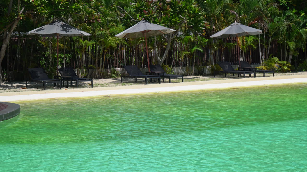 cama piscina alrededor de la piscina