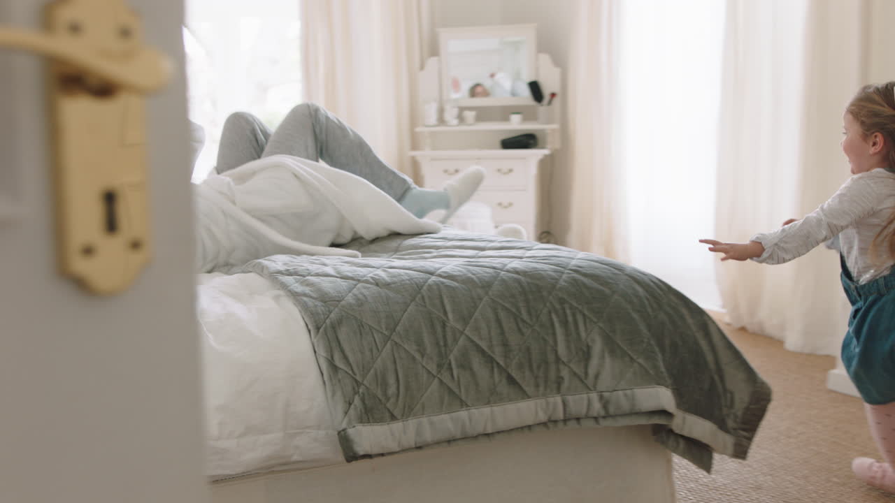 счастливая мать и дочь играют в ловушку, бегают по дому, маленькая девочка играет в игру, гонится за мамой, наслаждаются веселым выходным вместе, 4k кадры