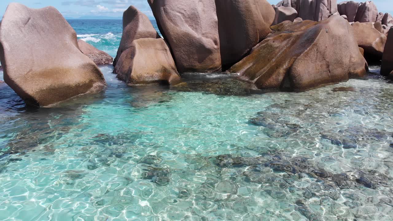 Vista aerea di Anse Marron con le sue famose formazioni rocciose in granito e piscine naturali.