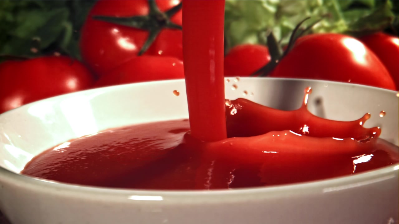 Salsa di pomodoro rossa densa versata in una ciotola bianca