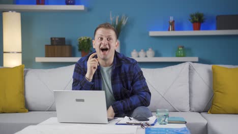 Un-Hombre-Trabajador-De-Oficina-En-Casa-Tiene-Una-Idea-Mirando-La-Cámara.