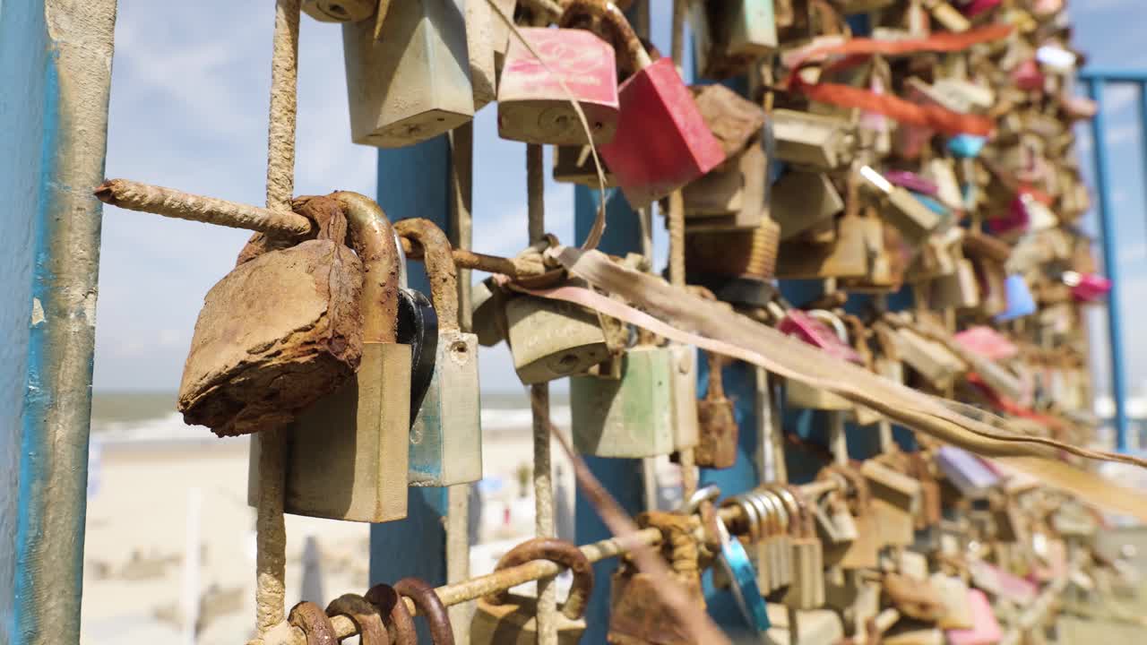해변의 울타리에 있는 사랑의 잠금