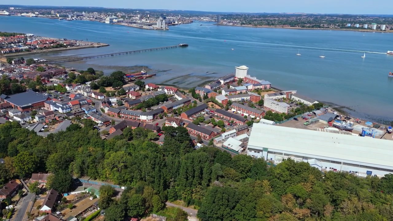 Hythe è una città costiera su Southampton Water nell'Hampshire, Inghilterra, situata vicino alla New Forest con aree residenziali, un molo storico e una marina.