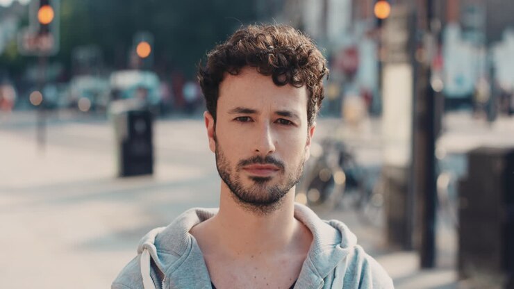 Ritratto in slow motion di un uomo caucasico carino