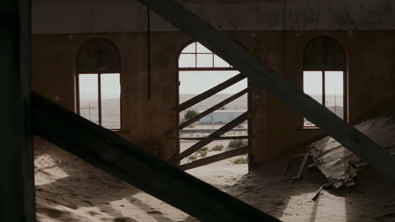 edificio abandonado en el desierto