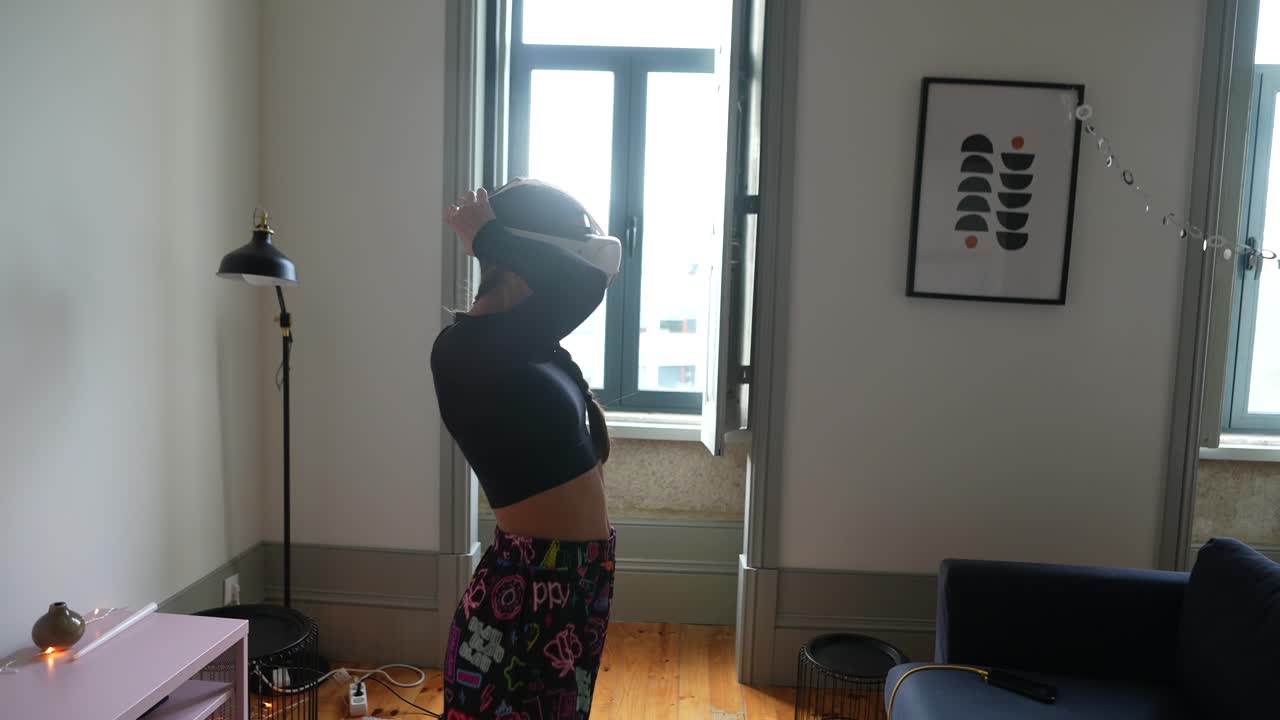 가정에서 vr 헤드을 사용하는 여성