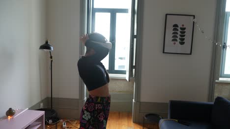 mujer usando auriculares vr en casa