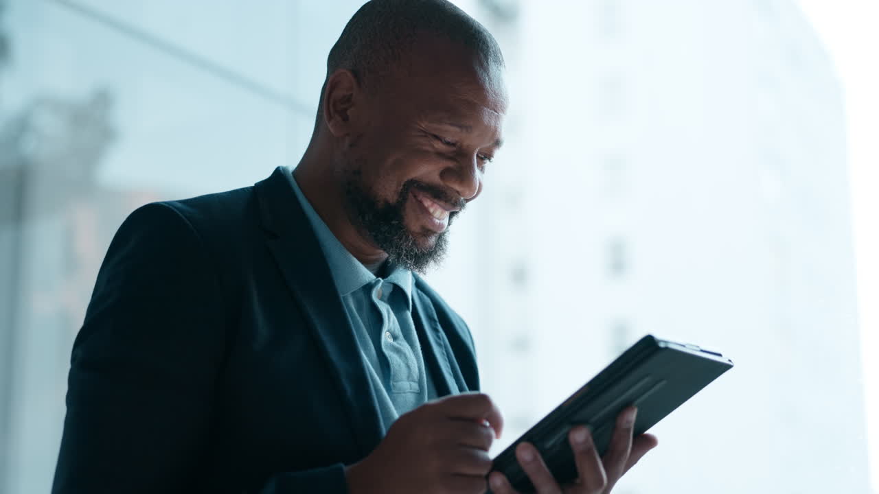 uomo d'affari, tablet e pensiero del mercato azionario