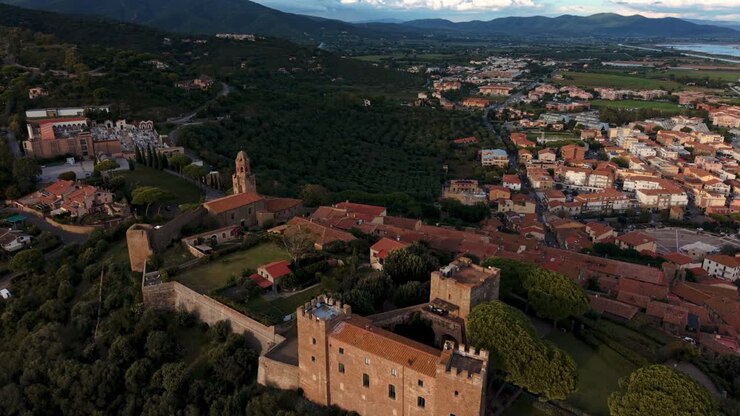 Fortezza in cima alla collina di Castiglione della Pescaia, Toscana. Litorale, zone umide e luce del tardo pomeriggio