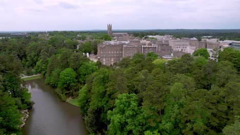 retirada aérea de la universidad de duke sobre los jardines de duke en durham, carolina del norte, carolina del norte