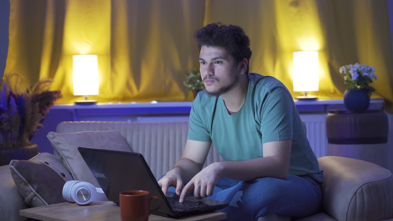 en casa por la noche, el hombre afirma que todo va bien.