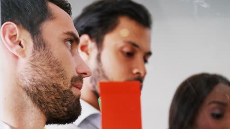 gente de negocios interactuando con notas adhesivas