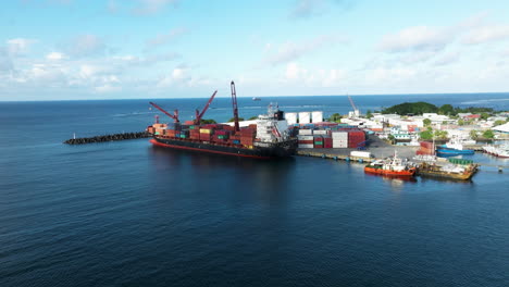 Cargo-Containerschiff-Dock-Am-Hafen-Von-Apia-In-Samoa