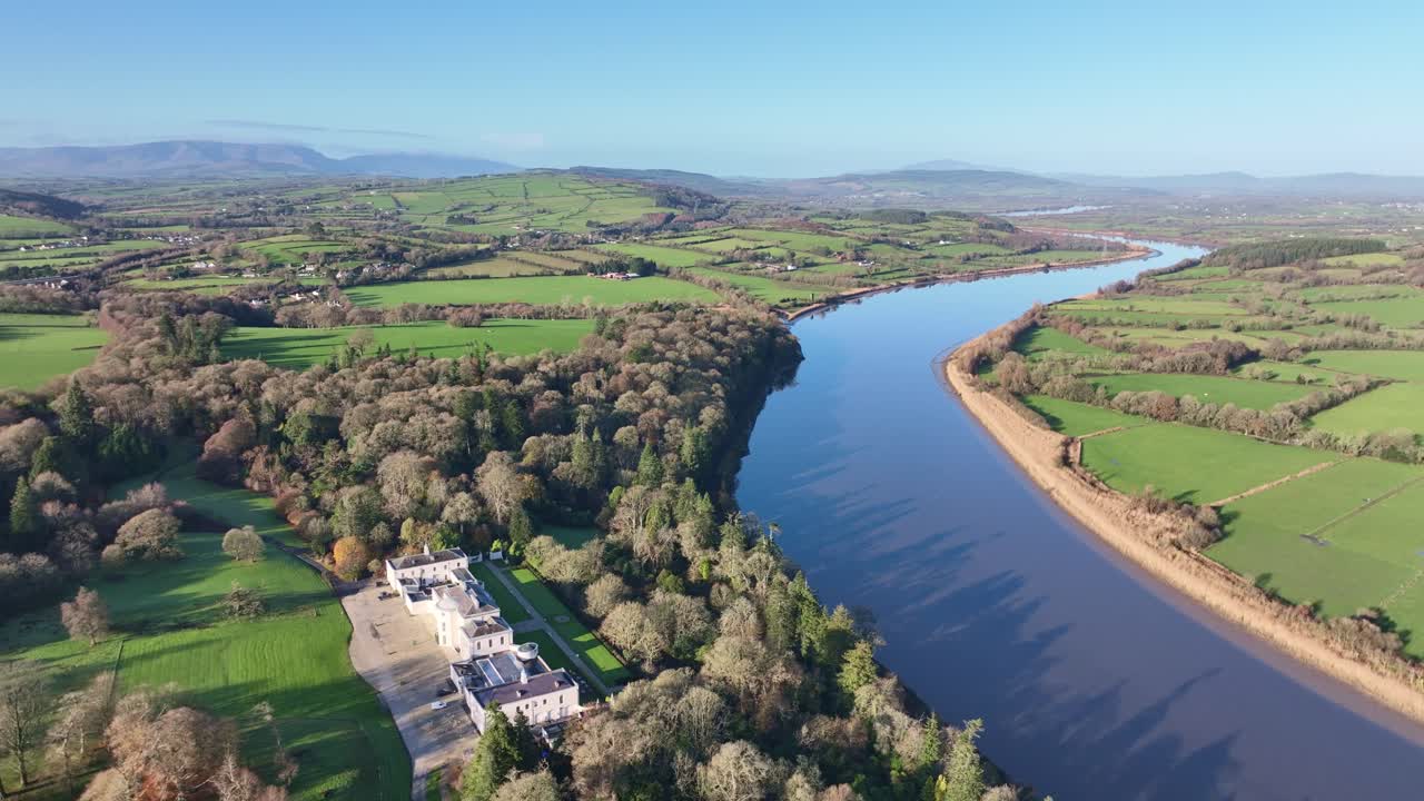 Vista aerea del paesaggio di Mount Congreve House and Gardens con il maestoso fiume Suir, Waterford, Irlanda