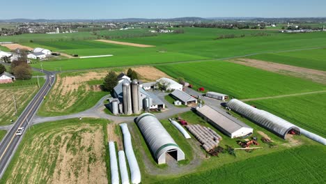 Drohnenaufnahme-Eines-Bauernhofs-Mit-Silo-Und-Stall