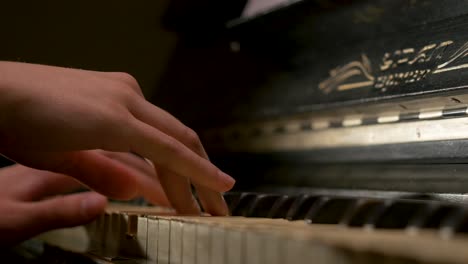 primer plano de manos tocando un piano antiguo