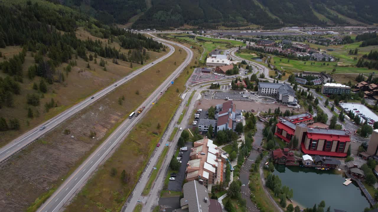 vista aérea de los edificios de la estación de esquí de copper mountain y el tráfico en la autopista interestatal 70 en la temporada de verano, colorado, estados unidos