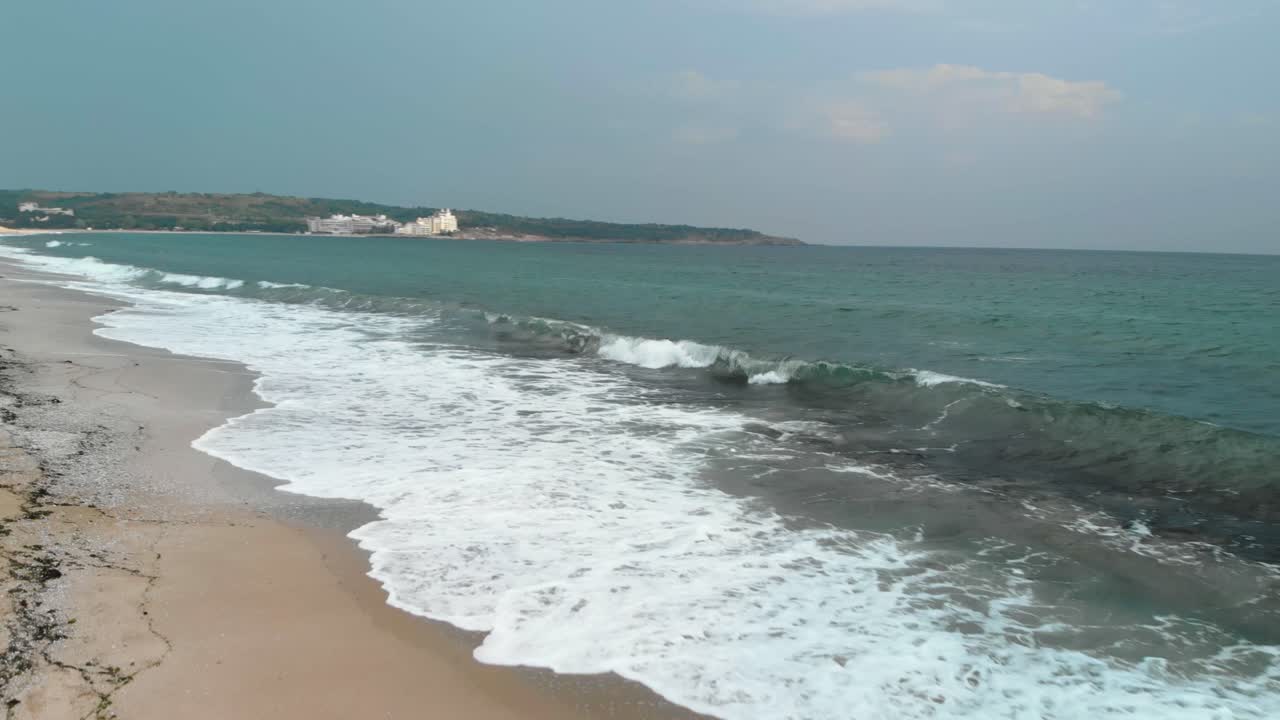 Sozopol, Bulgaristan'da kıyıdan havalanan ve suya paralel sola dönen drone görüntüsü