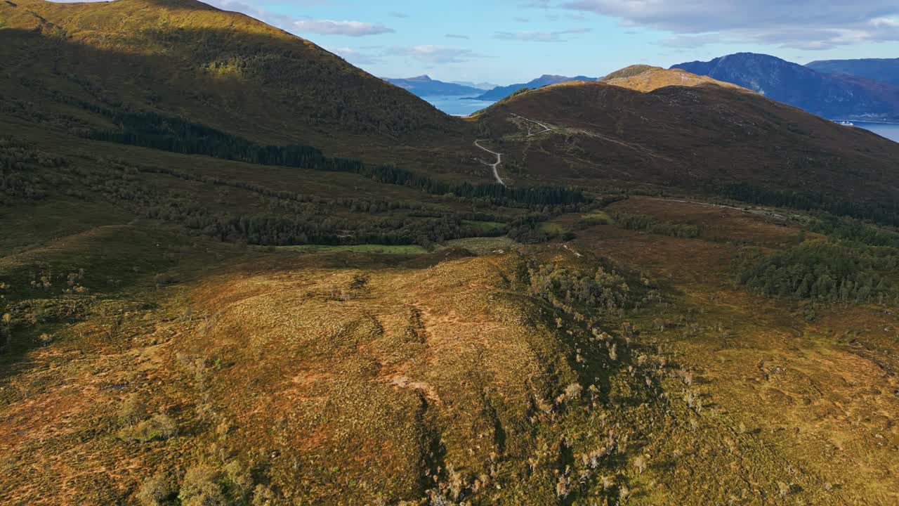노르웨이 볼다 시 의 라우프스타드 근처 에 있는 거칠고 황량 한 언덕 위 에서 찍은 사진