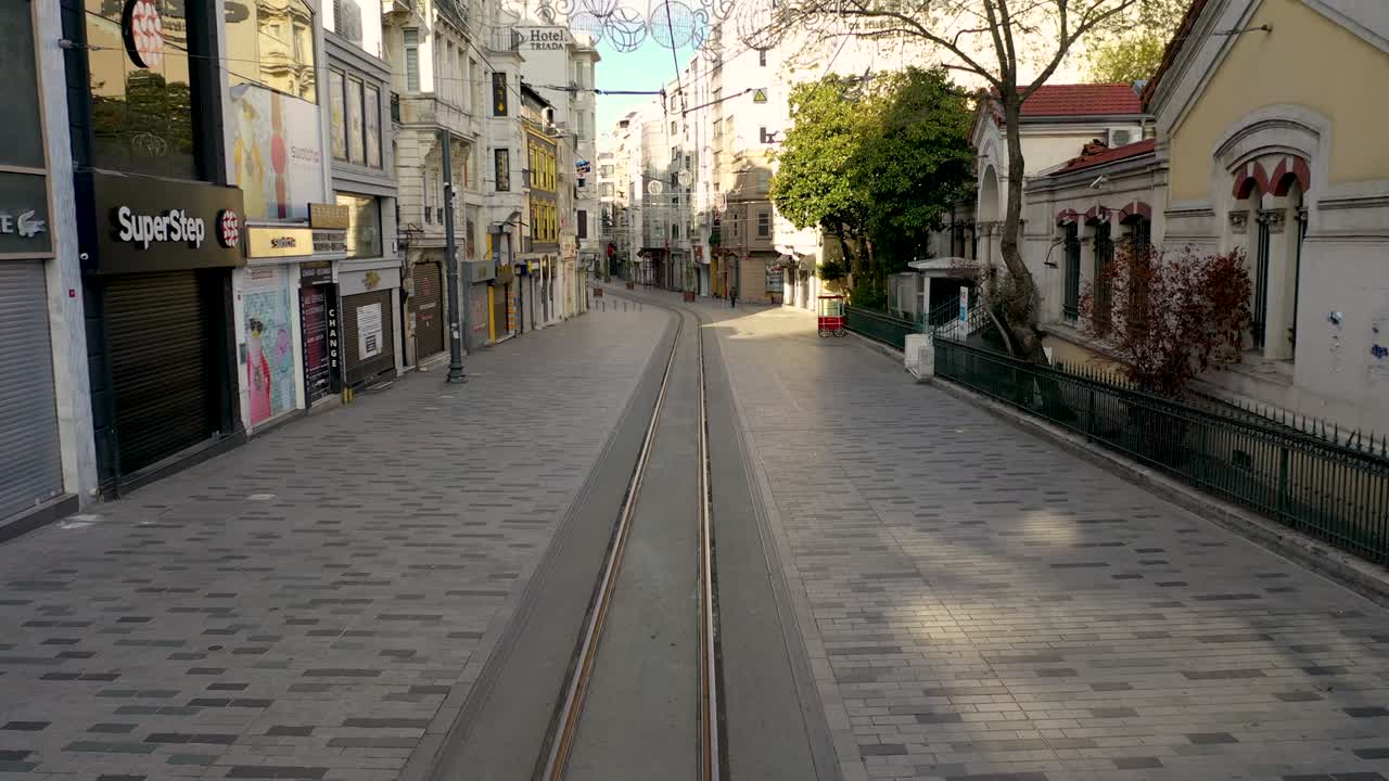 Avenida Istiklal, Taksim Beyoglu, com drone de Istambul Sem Pessoas, Toque de Recolher da Pandemia de Covid-19 Rua Istiklal