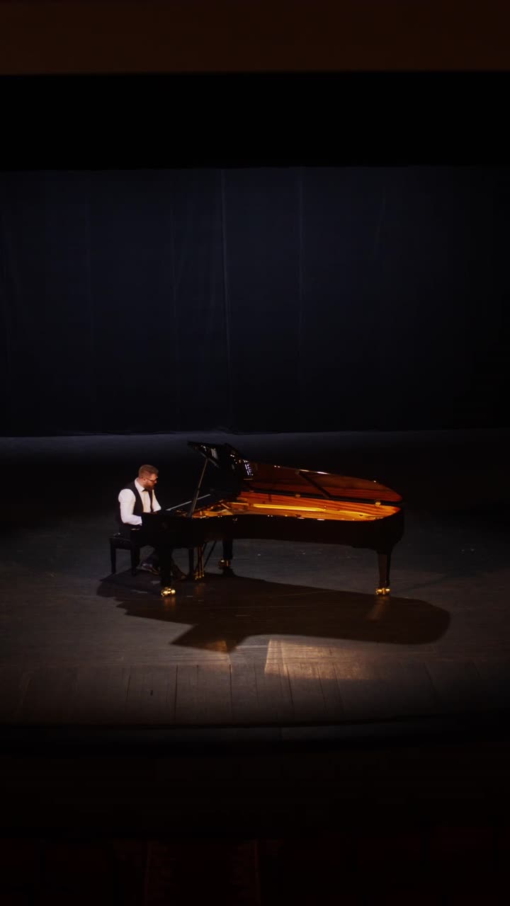 Pianista che suona un pianoforte a coda sul palco